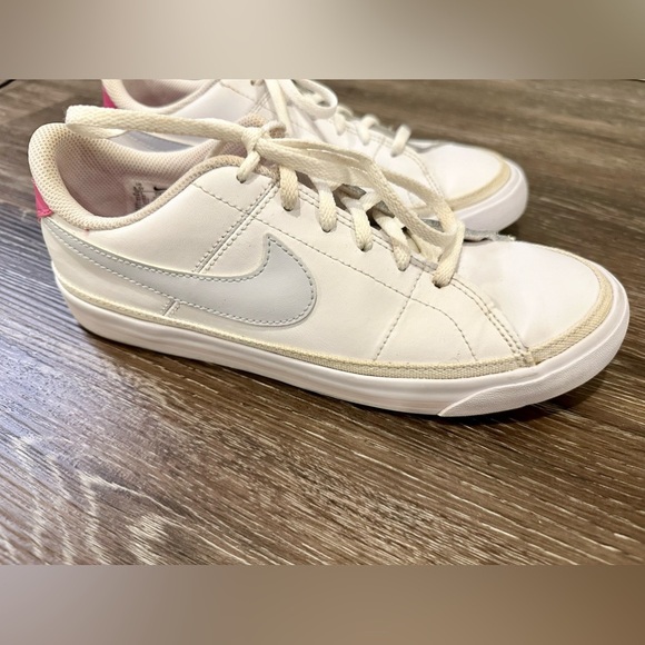 NIKE SNEAKERS (GIRLS SIZE 6.5 OR WOMEN SIZE 8) - Picture 1 of 4